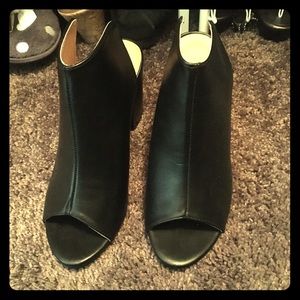 🆕 black peep toe heel
